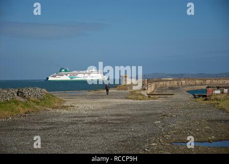 Die irische Fähre geht in Holyhead Hafen vorbei an der Wellenbrecher, die holyhead Holyhead, Anglesey, North Wales, UK Stockfoto
