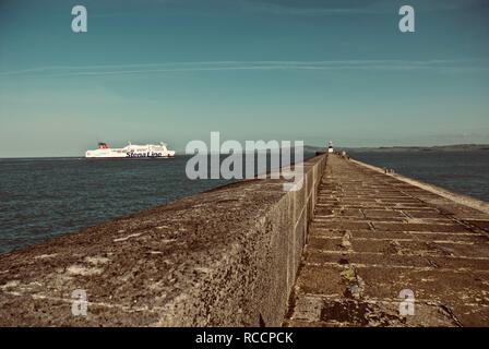 Irische Fähre der Stena Line" Ansätze der Abenteurer" die Holyhead Breakwater Leuchtturm, Holyhead, Anglesey, North Wales, UK Stockfoto