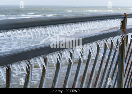 Eis auf dem Zaun, Eiszapfen an der Metallkonstruktion Stockfoto