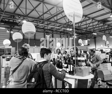 Straßburg, Frankreich - Feb 19, 2018: Junge Kunden probieren und kaufen französischer Wein Vignerons unabhängige Englische: Unabhängige Winzer Frankreichs Weinmesse in Strassburg Stockfoto