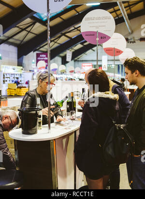 Straßburg, Frankreich - Feb 19, 2018: Frau gießen Wein zu Kunden probieren und kaufen französischer Wein Vignerons unabhängige Englische: Unabhängige Winzer Frankreichs Weinmesse in Strassburg Stockfoto