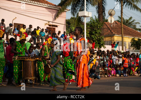 Bissau, Republik Guinea-Bissau - Februar 12, 2018: Zwei junge Mädchen in traditioneller Kleidung während der Karneval in der Stadt der Biz Stockfoto