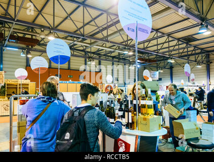 Straßburg, Frankreich - Feb 19, 2018: Junge Kunden probieren und kaufen französischer Wein Vignerons unabhängige Englische: Unabhängige Winzer Frankreichs Weinmesse in Strassburg Stockfoto