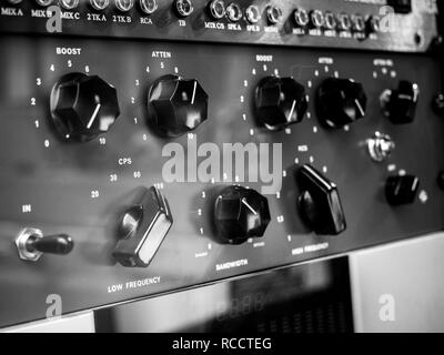 Knöpfe und wählt auf der Preamp studio Kontrollgerät Stockfoto