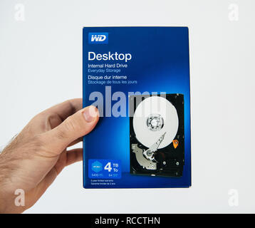 PARIS, Frankreich, 21.Februar 2018: Halten Sie die blaue Box mit neuer HDD Festplatte intern von Western Digital Upgrade Computer Stockfoto
