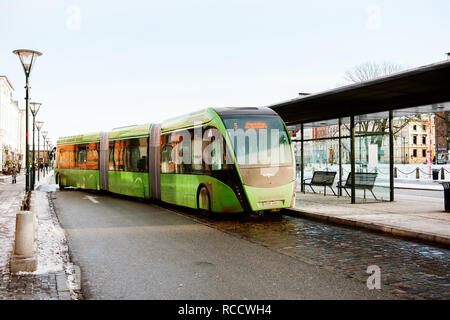 Malmö, Schweden - 29 July 2014: Grüne Gelenkbus Van Hool 324 H Exequicity 24 Hybrid betrieben von Skanetrafiken Ankunft in Bus Station an einem kalten Wintertag - ökologische öffentliche Verkehrsmittel Linie 5 in Malmö Stockfoto