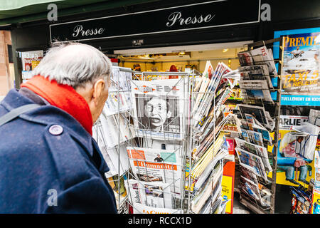 PARIS, Frankreich, 15. MÄRZ 2018: älterer Mann kaufen französische Zeitung Liberation an der Pariser Presse Kiosk mit Stephen Hawking Porträt der Englischen theoretischer Physiker und Kosmologe tot am 14. März 2018 im Freien Presse kiosk Stockfoto