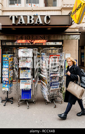 PARIS, Frankreich, 15. MÄRZ 2018: älterer Mann kaufen französische Zeitung Liberation an der Pariser Presse Kiosk mit Stephen Hawking Porträt der Englischen theoretischer Physiker und Kosmologe tot am 14. März 2018 im Freien Presse kiosk Stockfoto