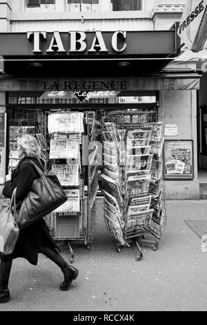 PARIS, Frankreich, 15. MÄRZ 2018: älterer Mann kaufen französische Zeitung Liberation an der Pariser Presse Kiosk mit Stephen Hawking Porträt der Englischen theoretischer Physiker und Kosmologe tot am 14. März 2018 im Freien Presse kiosk Stockfoto