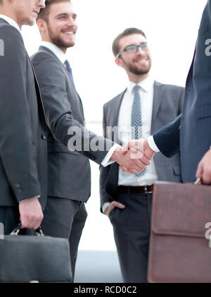 Geschäftspartner, die Hände schütteln Stockfoto