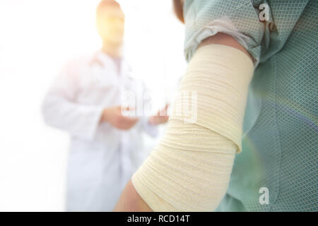 Orthopäden im Gespräch mit dem Patienten. Stockfoto