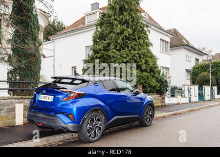 Straßburg, Frankreich - Jan 1, 2019: Rückansicht des neuen TOYOTA C-HR-hybrid blue SUV in der Nähe von einem luxuriösen Haus in ruhiger französischen Nachbarschaft geparkt Stockfoto