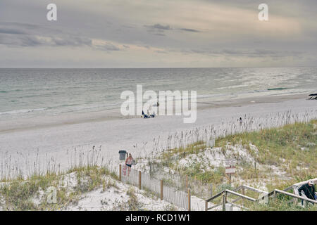 Familie und Menschen auf dem weißen Sand entspannen abgeschiedenen Florida Gulf Coast Strand bei Orange Beach ein Alabama Pfannenstiel Kurort, USA. Stockfoto