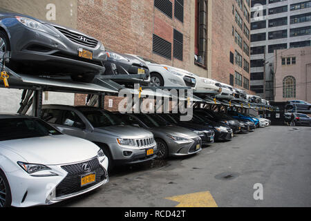 SP + Parken, Parkhaus, 355-363 W 34th St, New York, NY 10001, USA. Ein mehrstufiges gestapelt Parkplatz Parkplatz in Amerika. Stockfoto
