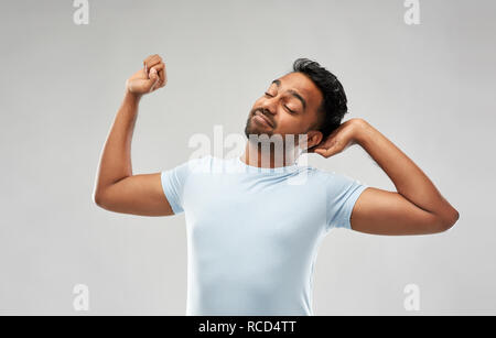 Inder, die sich über grauer Hintergrund Stockfoto