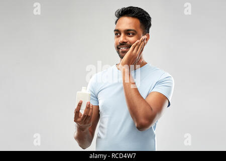 Gerne inder Anwendung Lotion zu Gesicht Stockfoto