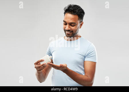 Gerne inder Anwendung Lotion zu seiner Hand Stockfoto