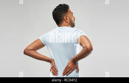 Indische Menschen leiden unter Rückenschmerzen Stockfoto