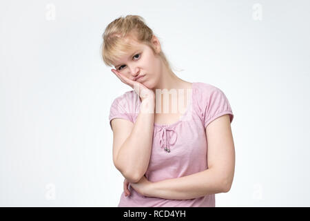 Ich bin von allem müde. Langweilig, langweilig, langweilig. Junge hübsche kaukasischen emotionale Frau. Stockfoto