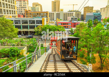 Los Angeles, Kalifornien, Vereinigte Staaten - 9. August 2018: Touristen nehmen berühmten Engel Flug, an der Standseilbahn auf der Hill Street, Bunker Hill von LA Downtown. Los Angeles Historic-Cultural Denkmal Stockfoto