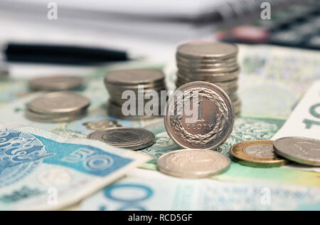 Polnische Währung, Stack der Polnischen Münzen. Die 1 Zloty Münze steht im Vordergrund. Geschäftliche und finanzielle Konzept Stockfoto