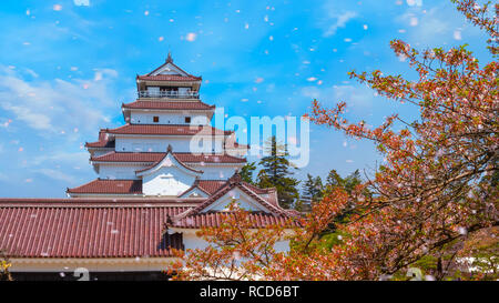 Aizuwakamatsu Schloss und Kirschblüte in Fukushima, Japan Aizuwakamatsu, Japan - 21 April 2018: aizu-wakamatsu Schloss und Kirschblüte gebaut von einem Stockfoto