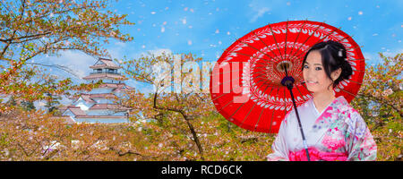 Aizuwakamatsu Schloss und Kirschblüte in Fukushima, Japan Aizuwakamatsu, Japan - 21 April 2018: aizu-wakamatsu Schloss und Kirschblüte gebaut von einem Stockfoto