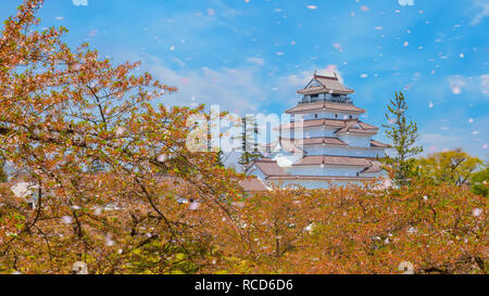 Aizuwakamatsu Schloss und Kirschblüte in Fukushima, Japan Aizuwakamatsu, Japan - 21 April 2018: aizu-wakamatsu Schloss und Kirschblüte gebaut von einem Stockfoto
