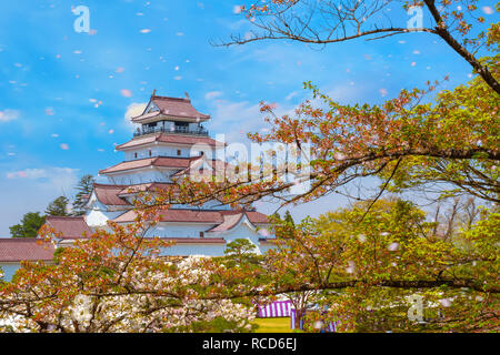 Aizuwakamatsu Schloss und Kirschblüte in Fukushima, Japan Aizuwakamatsu, Japan - 21 April 2018: aizu-wakamatsu Schloss und Kirschblüte gebaut von einem Stockfoto