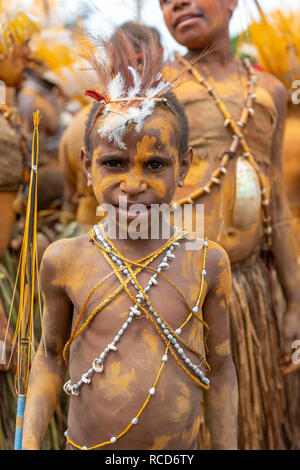 Ein Junge im Kostüm bereit Teil in der goroka Festival zu nehmen. Stockfoto