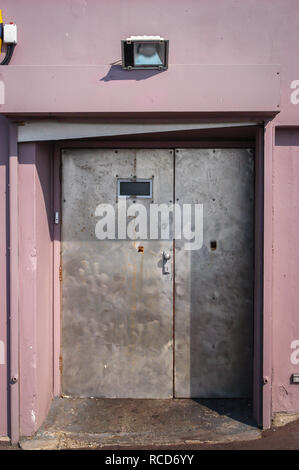 Kitsch Aluminium Metall Tür und Türrahmen Stockfoto