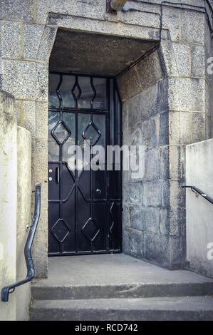 Kitsch Aluminium Metall Tür und Türrahmen Stockfoto