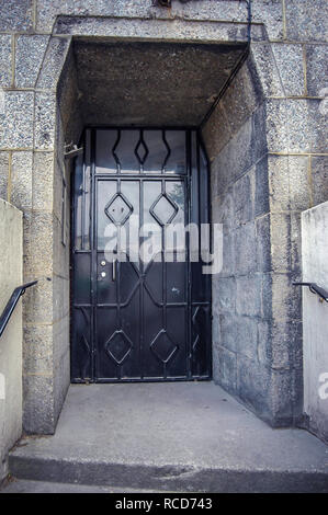Kitsch Aluminium Metall Tür und Türrahmen Stockfoto