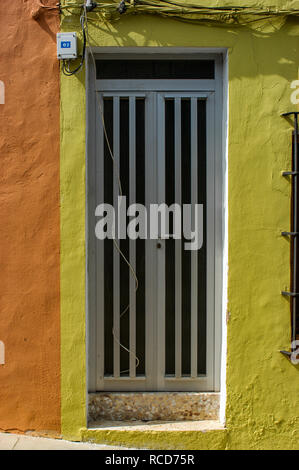 Kitsch Aluminium Metall Tür und Türrahmen Stockfoto