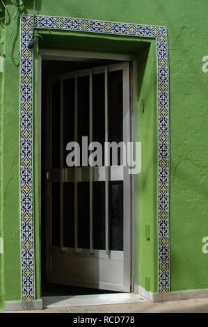 Vordere Tür Kitsch Aluminium Metall Tür und Türrahmen Stockfoto