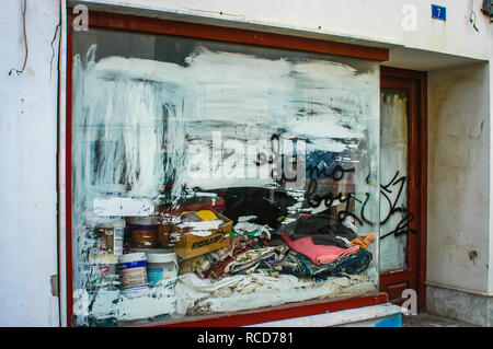 Geschlossen Shop mit weiß getünchten Schaufenster Stockfoto