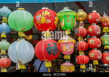 Die Insel Hongkong, China - 12. Mai 2010: Nahaufnahme von Sammlung von bunten Papierlaternen zum Verkauf an Stanley Market. Shopper teilweise in Foto. Stockfoto