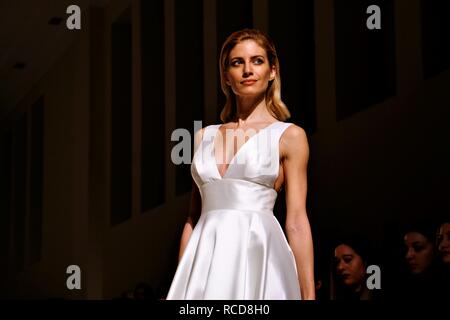 Ein Modell trägt eine Schöpfung Hochzeit Kleid der griechischen Fashion Designer Mairi Mparola während des zweiten Tages der Bridal Fashion Week 2019 bei Zappeio Megaro in Athen. Stockfoto