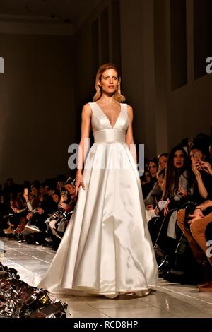 Ein Modell trägt eine Schöpfung Hochzeit Kleid der griechischen Fashion Designer Mairi Mparola während des zweiten Tages der Bridal Fashion Week 2019 bei Zappeio Megaro in Athen. Stockfoto