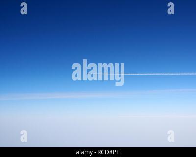 Flugzeuge und Kondensstreifen auf 32000ft ca. über Baden-Baden, Bild 4. Stockfoto