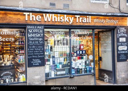 Whisky Tasting auf der Royal Mile in Edinburgh, Schottland, Vereinigtes Königreich Stockfoto