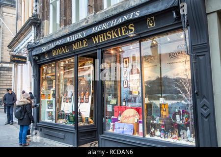 Whisky-Verkostung auf der Royal Mile im Stadtzentrum von Edinburgh, im Royal Mile Whiskies Store, Schottland, Großbritannien Stockfoto