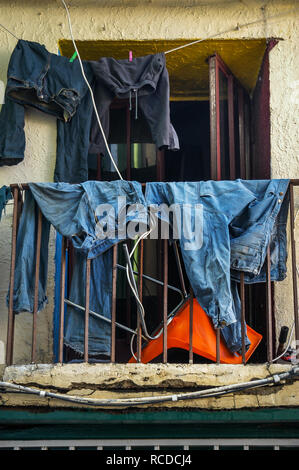 Denim Kleidung trocknen in der Sonne auf dem Balkon, Fenster Stockfoto