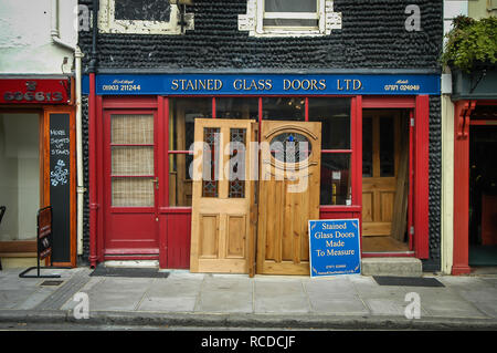 Türen und Fenstern angezeigt und auf Verkauf ausserhalb eines shop Front in Worthing, England Stockfoto