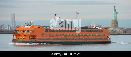 Die MV Andrew J. Barberi Staten Island Ferry übergibt die Freiheitsstatue, wie es von Manhattan und Staten Island in New York, New York City, NY Reisen Stockfoto