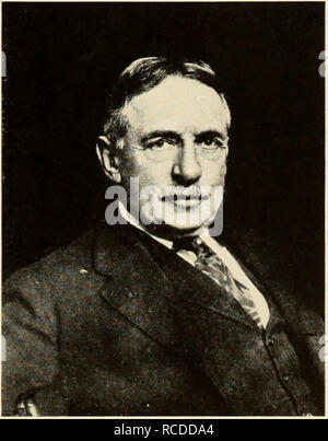 . Der Dinosaurier Buch: Die herrschende Reptilien und ihre Angehörigen. Dinosaurier, Reptilien, Fossil. Othniel Charles Marsh (1831-1899) war ein Genie für Organisation und führte viele fossile Jagdausflüge in die westlichen Nordamerika. Er gewachsen waren und wissenschaftlichen Rivalen. Henry Fairfield Osborn (1857-1935) Organ-wirbeltierpaläontologie auf der modernen Grundlage mit einem Team von hoch qualifizierten Experten im American Museum of Natural History 19. Bitte beachten Sie, dass diese Bilder aus gescannten Seite Bilder, die digital für die Lesbarkeit verbessert haben mögen - Färbung und Aussehen dieser Illu extrahiert werden Stockfoto