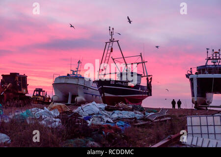 Hastings, East Sussex: Bunte Dawn auf dem Stade Fischer Strand. Hastings hat den größten Strand-Fischereiflotte in Europa. 27. Dez 2018 Stockfoto