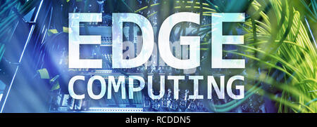 EDGE Computing, Internet und moderne Technologie Konzept auf modernen Serverraum Hintergrund Stockfoto