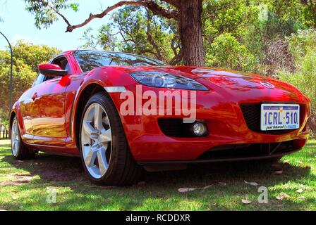 Red Mazda RX8 - Niedrige 3/4 frontale Bild - in einem Park, Nedlands, Perth, Western Australia Stockfoto