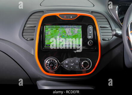 Sat Nav in einem 2013 Renault Captur Französische kleine SUV Stockfoto